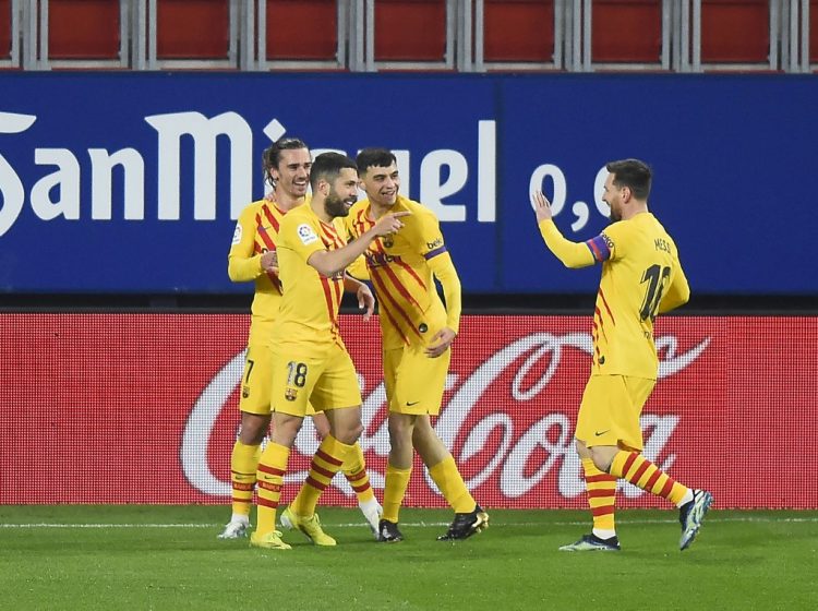 El defensa español del Barcelona Jordi Alba (2L) celebra con el delantero argentino del Barcelona Lionel Messi tras anotar durante el partido de fútbol de la Liga española. (Photo by ANDER GILLENEA / AFP)