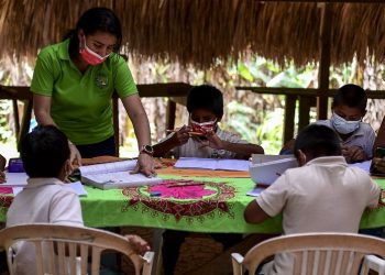 Fotos: Maestra deja mundo «virtual» y lleva clases en canoa a niños indígenas de Panamá