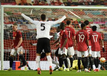 Milan logró valioso empate en el descuento ante Manchester United