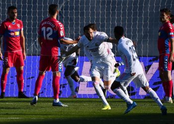 Karim Benzema mantiene al Real Madrid en la lucha por la Liga