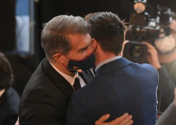 Efusivo abrazo de Laporta y Messi que da esperanzas a todo el barcelonismo