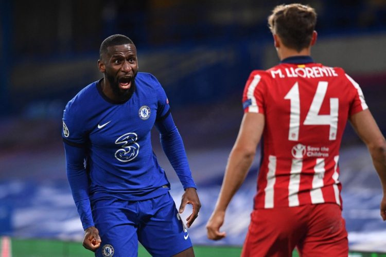 El defensor alemán del Chelsea Antonio Rudiger (L) desafía al centrocampista español del Atlético de Madrid Marcos Llorente durante los octavos de final de la Liga de Campeones de la UEFA en el segundo partido de fútbol entre el Chelsea y el Atlético de Madrid. (Photo by Ben STANSALL / AFP)