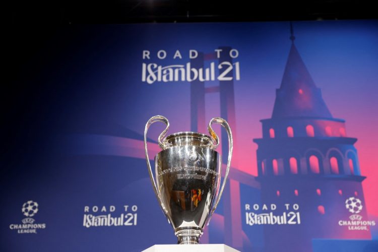 Muestra del trofeo antes del sorteo de cuartos de final y semifinales de la UEFA Champions League en la sede de la UEFA en Nyon. (Photo by Valentin FLAURAUD / UEFA / AFP)