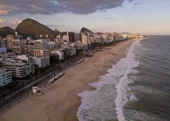Fin de semana sin playa en Río de Janeiro y de reconfinamiento en Europa por aumento de contagios