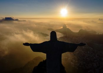 Impactantes imágenes de la restauración del Cristo Redentor en Brasil