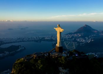 Impactantes imágenes de la restauración del Cristo Redentor en Brasil