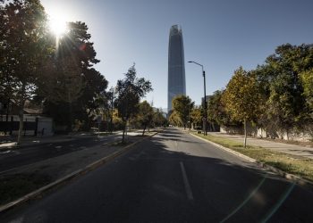 Presidente de Chile pide extremar cuidados en inicio de masiva cuarentena por COVID-19