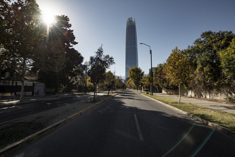 Chile cierra sus fronteras durante abril por aumento de casos de COVID-19. FOTO / AFP