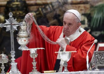 El papa celebra la misa del Domingo de Ramos en presencia de unos pocos fieles