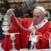 El papa celebra la misa del Domingo de Ramos en presencia de unos pocos fieles