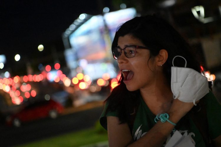 Una mujer asiste a una manifestación denominada «Justicia para Victoria» por la muerte de la salvadoreña Victoria Esperanza Salazar, quien fue sometida por la policía en Tulum. FOTO / AFP