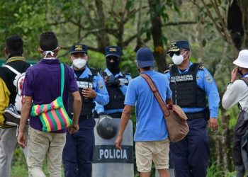 Hondureños parten en caravana hacia EE. UU. pese a operativo para impedir su paso