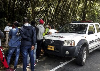 Colombia detiene a más de 50 migrantes que buscaban llegar a Panamá
