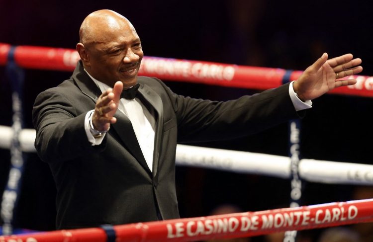 El ex boxeador profesional Marvin Hagler de los EE. UU. Reacciona ante la multitud antes del Gennady Golovkin de Kazajistán contra el combate de boxeo de peso mediano de la AMB Nobuhiro Ishida de Japón, el 30 de marzo de 2013 en Mónaco.. AFP PHOTO / VALERY HACHE (Photo by VALERY HACHE / AFP)