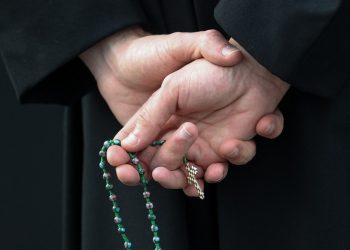 El Vaticano castiga a dos obispos por encubrir abusos sexuales en Polonia