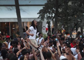 Toque de queda en Miami Beach por incontrolable multitud de turistas