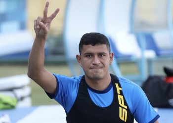 Roberto Domínguez, defensa de la Selecta: «Estos equipos del Caribe no tienen nada que perder»