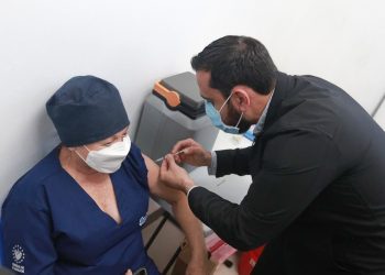 Gobierno salvadoreño inicia aplicación de vacuna contra la COVID-19 a personal de salud de segunda línea