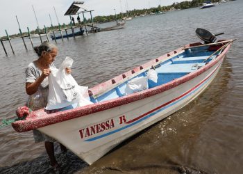 Entregan paquetes alimentarios a familias de isla Tasajera en San Luis La Herradura