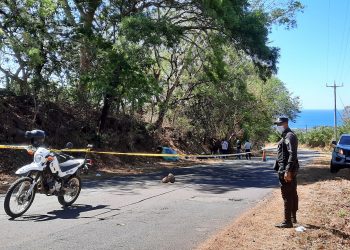Encuentran cadáver de una mujer en carretera hacia playa El Cuco