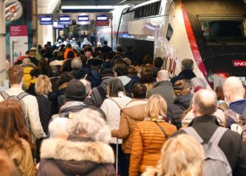 Parisinos intentan salir de la ciudad antes del confinamiento