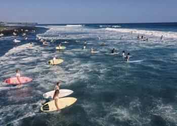 FOTOS/ Emotiva despedida para Katherine Díaz con un Paddle Out en La Bocana, su lugar favorito para surfear
