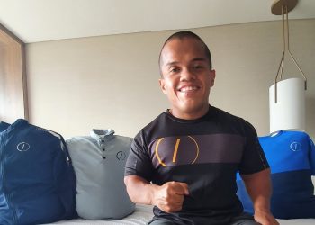 Herbert Aceituno cumple confinamiento en Bogotá y se las arregla para entrenar en su habitación