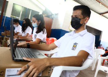 Continúa entrega de computadoras a estudiantes en San Miguel