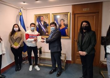 Joshua Pérez obtuvo su pasaporte salvadoreño en España y se acerca más a la selección sub-23