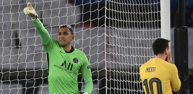Keylor Navas festeja eufórico al momento de taparle el penlati a Messi. Foto AFP
