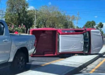 Pick up volcó en carretera Litoral
