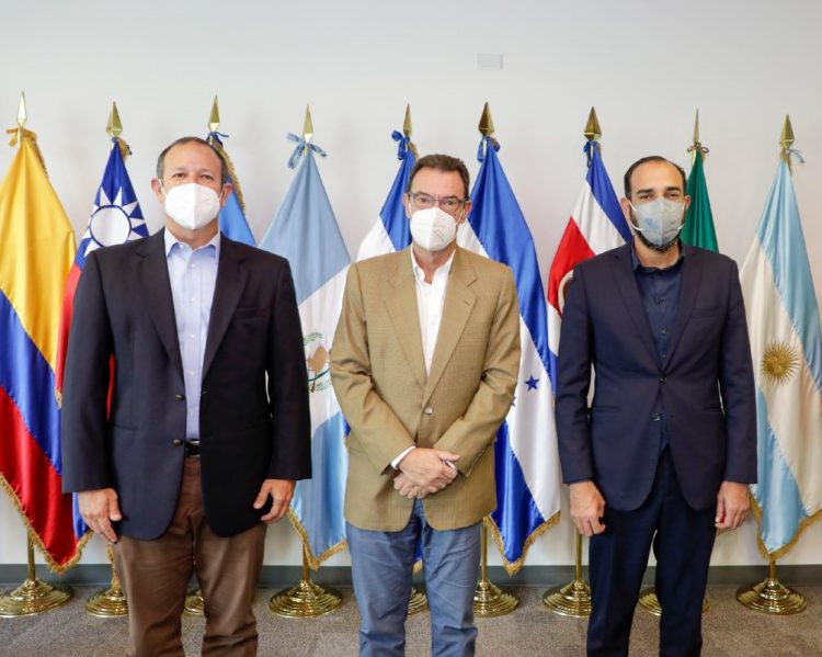 Representantes. Raúl Castaneda, oficial jefe de país del BCIE; Oscar Avalle, director de país del BM y Luis Rodríguez,  director de país del BCIE.