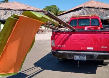 Colocan banderines en playas de San Miguel para advertir a bañistas sobre peligros