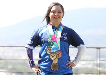Fátima Espinoza: la rutina de oro de una atleta salvadoreña al servicio de su comunidad