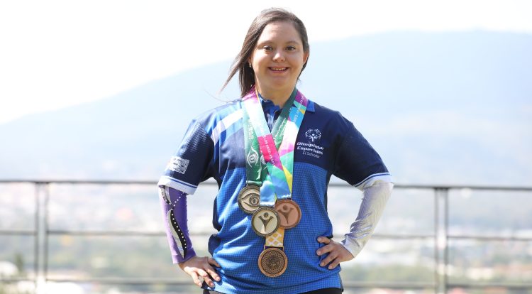 Fátima Espinoza es una gimnasta con síndrome de Down quien ha puesto en alto a El Salvador ganando medallas en competiciones internacionales. Además, es una joven que dedica parte de su vida al servicio de su comunidad, especialmente ayudando a niños y jóvenes. Foto: Diego García/Diario El Salvador