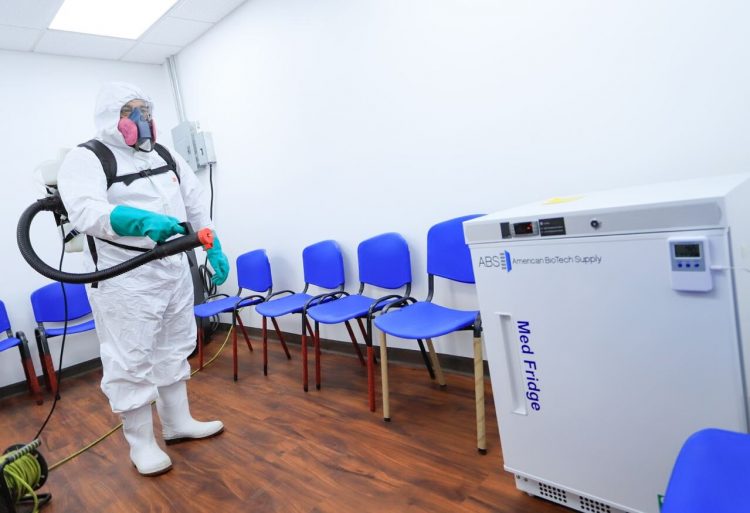 Efectividad. La sustancia que se usa para la desinfección mata el 99.9 % de virus y bacterias, según las autoridades de salud. Foto: Secretaría de Prensa de la Presidencia.