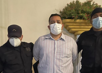 Capturan a Roberto Silva por agredir y acosar a la diputada Karina Sosa y excandidata Daniela Genovez, ambas del FMLN