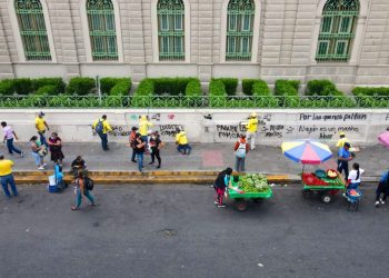 Realizan restauración y limpieza de patrimonio cultural dañado tras una marcha en el Centro Histórico de San Salvador