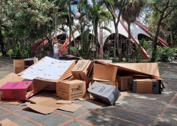 Cajas de urnas abandonadas en dos centros de votación