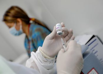 Realizan jornada de vacunación contra la COVID-19 en diferentes puntos de San Salvador