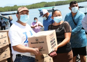 Gobierno despliega «paquetes de esperanza» a todo El Salvador