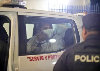 Capturan a Roberto Silva por agredir y acosar a la diputada Karina Sosa y excandidata Daniela Genovez, ambas del FMLN