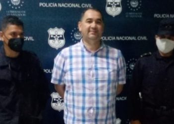 PNC detiene a representante de ARENA que acosó a periodista de Canal 10