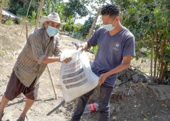 Familias de Sacacoyo reciben paquetes de alimentos