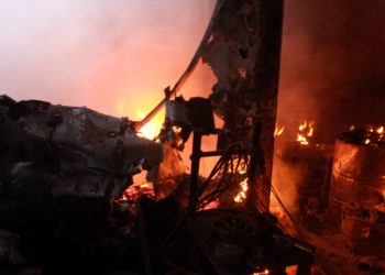 Bomberos controla incendio en taller ubicado en Colón, La Libertad