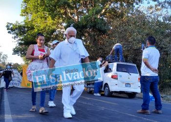 Sindicalistas protestan contra Ingenio Jiboa en carretera que conduce de San Vicente a Zacatecoluca
