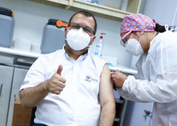 Viceministro de Gestión y Desarrollo en Salud, Carlos Alvarenga, recibe vacuna anti-COVID-19