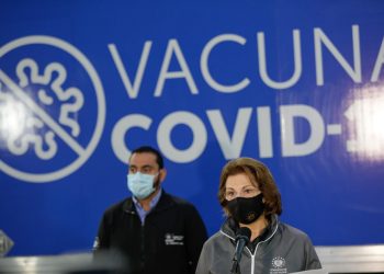 Inicia distribución de vacunas anti-COVID-19 para inmunizar a los maestros del sector público