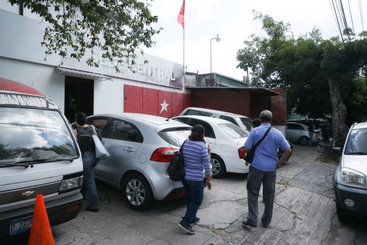 Trabajadores despedidos  del FMLN esperan frente a la sede del partido. Foto/ David.