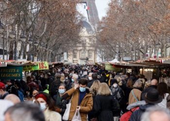 Francia aumenta restricciones contra la pandemia, que amenaza con empeorar en América